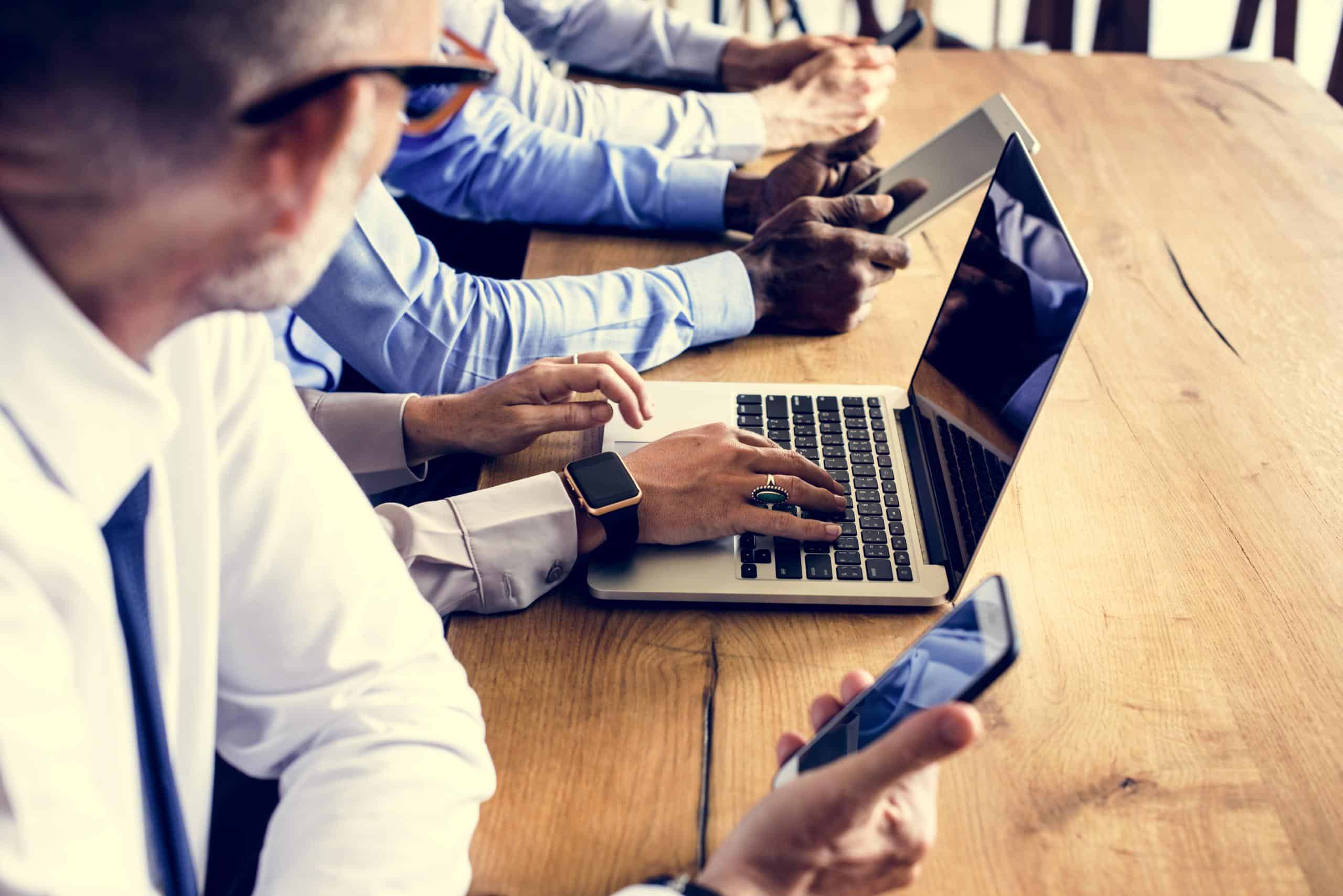 Trigger Events durch neue Technik oder veraltete Systeme: Unternehmen im Wandel bieten Chancen für CRM-Systeme, Sales Intelligence Tools und B2B Leadgenerierung.