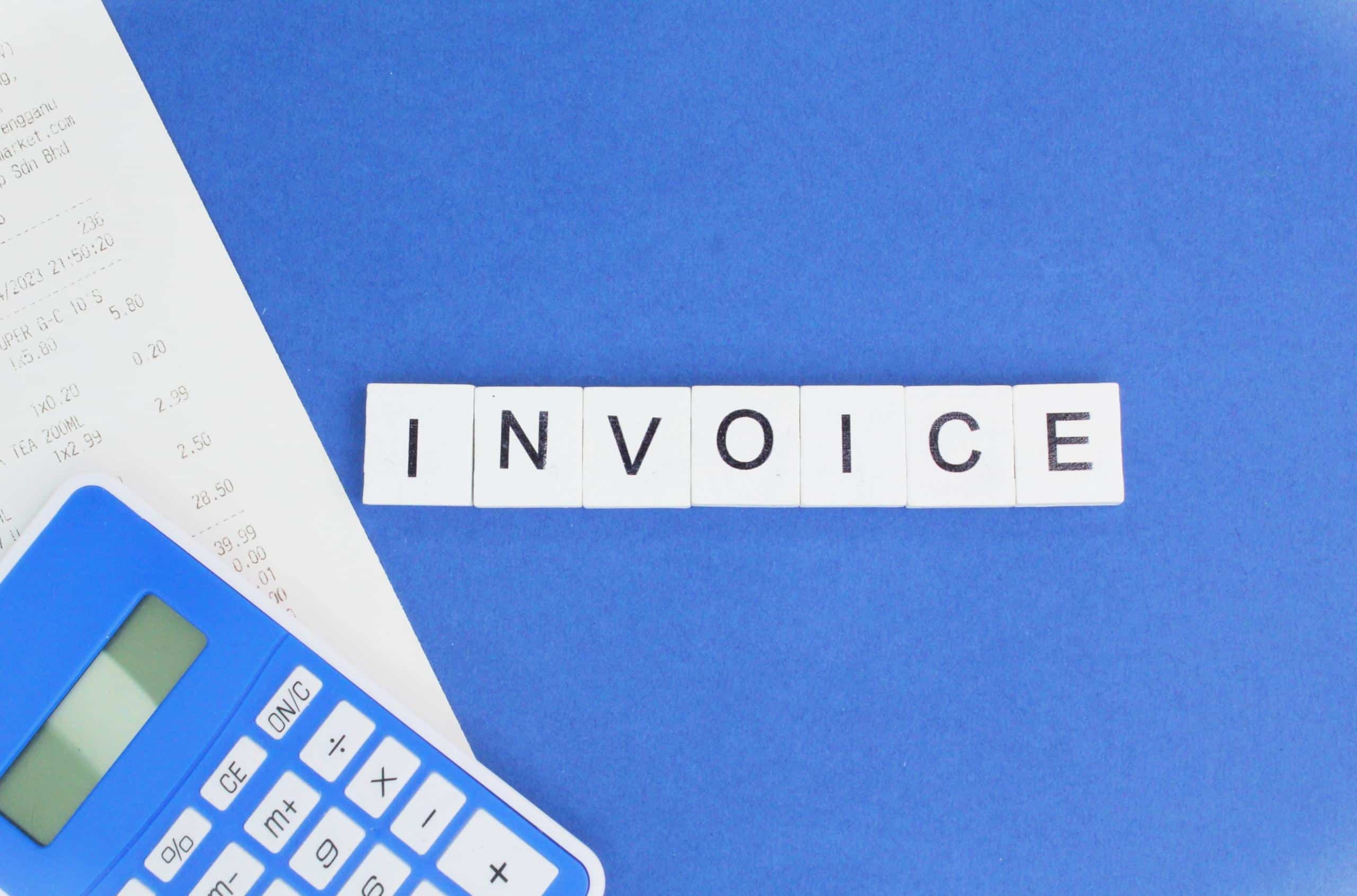 Elektronische Rechnung verstehen: Schriftzug „Invoice“ mit Beleg und Taschenrechner als Symbol für digitale Rechnungsverarbeitung im Unternehmen.